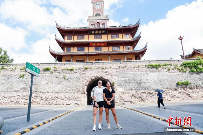 奥克斯·宁波网球公开赛选手穆霍娃与韩天遇在千