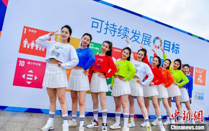 清晨榕城细雨润泽街巷，千名选手为公益奔跑—